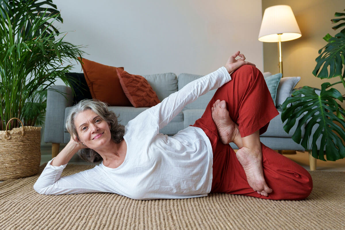 Frau in Yogaposition. Intensives Yoga kann Depressionen lindern.